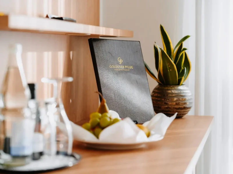 Willkommensarrangement mit Obst, Getränken und Hotelmappe im Doppelzimmer Komfort des Hotel Goldener Pflug Ludwigsburg