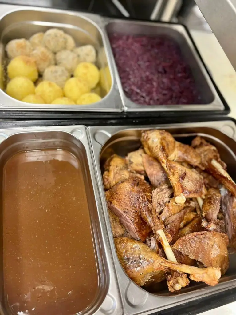 Ganze Gans mit Beilagen im Chafing Dish zur Abholung beim Goldenen Pflug Ludwigsburg