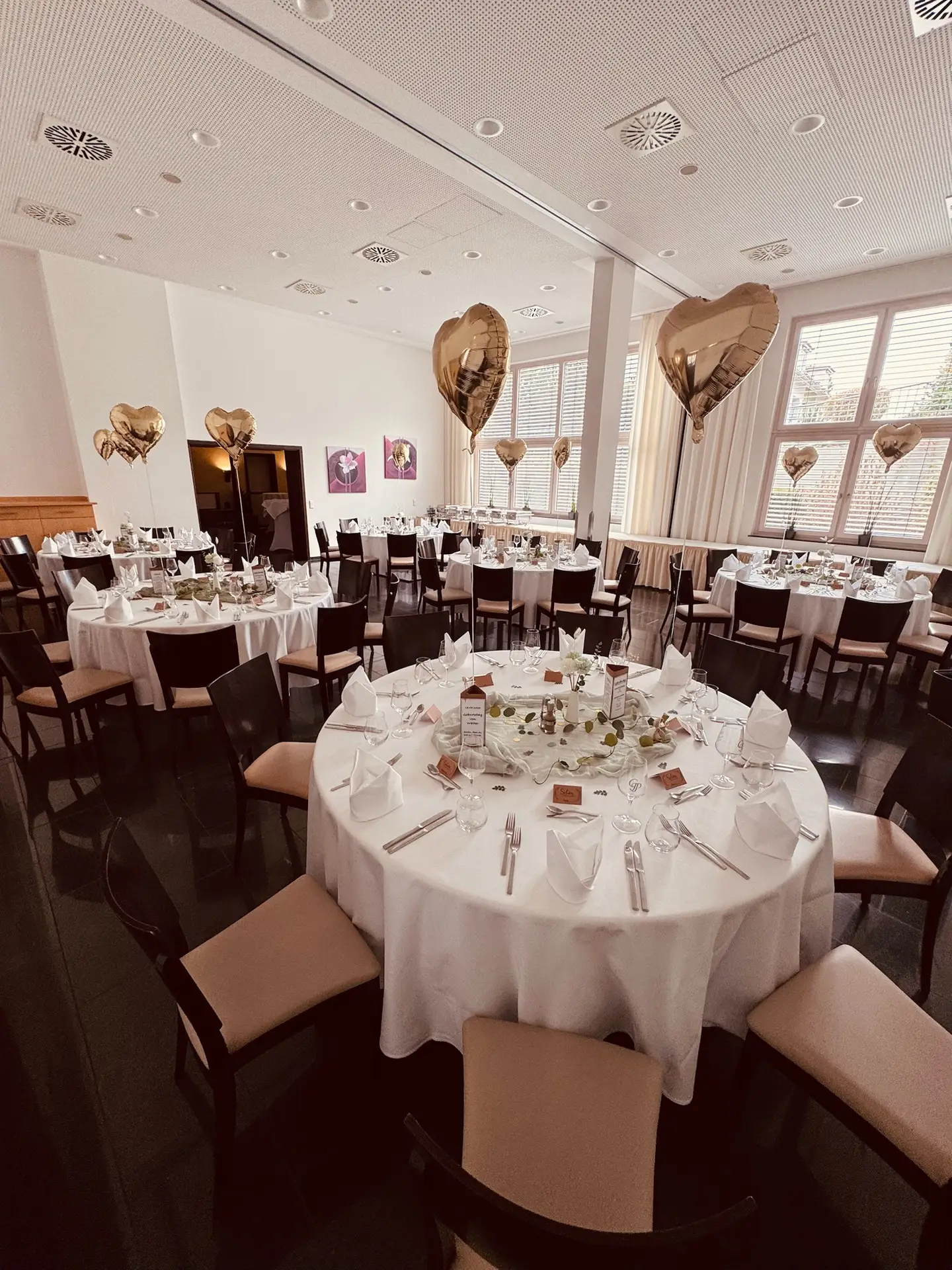 Festlich gedeckter Hochzeitssaal im Goldenen Pflug Ludwigsburg