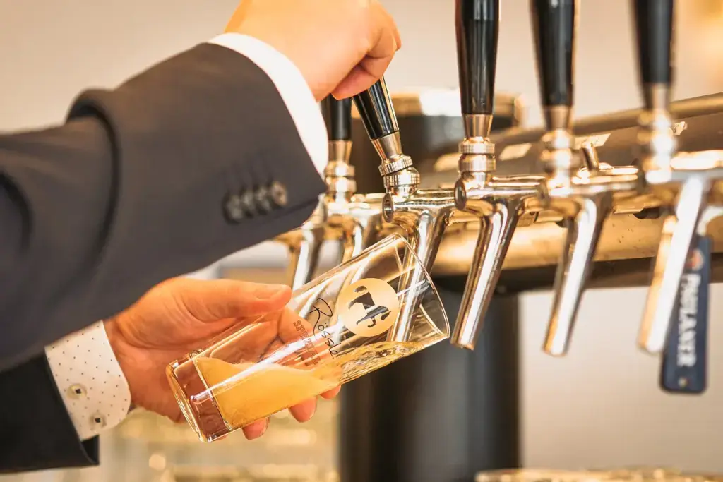 Bierausschank an der Bar im Goldenen Pflug Ludwigsburg