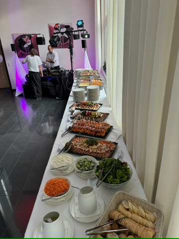 Buffet und DJ bei Veranstaltung.