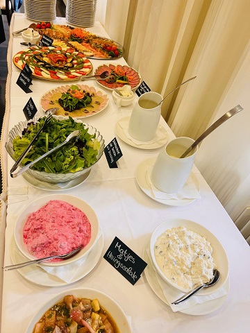 Buffet mit verschiedenen Salaten und Gerichten.