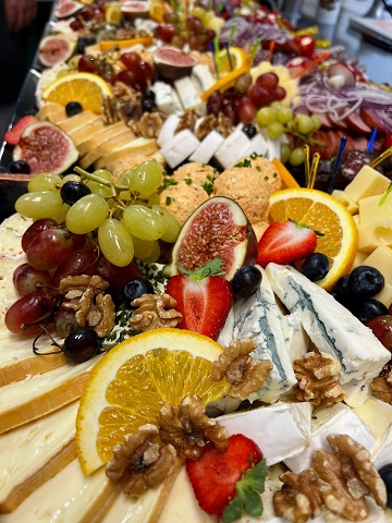 Buntes Käse- und Obstbuffet.