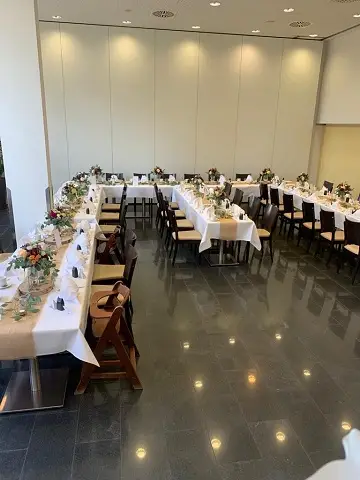 Hochzeitsfeier Tischdekoration und Arrangement im Festsaal.