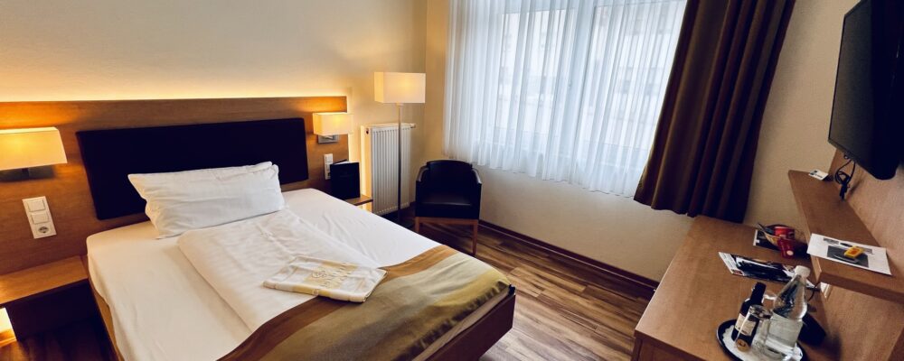 Gemütliches Hotelzimmer mit Doppelbett und moderner Einrichtung.