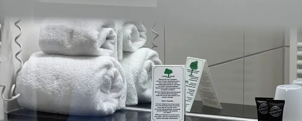 Moderne Hotelbadezimmerausstattung mit Handtüchern und Pflegeprodukten.