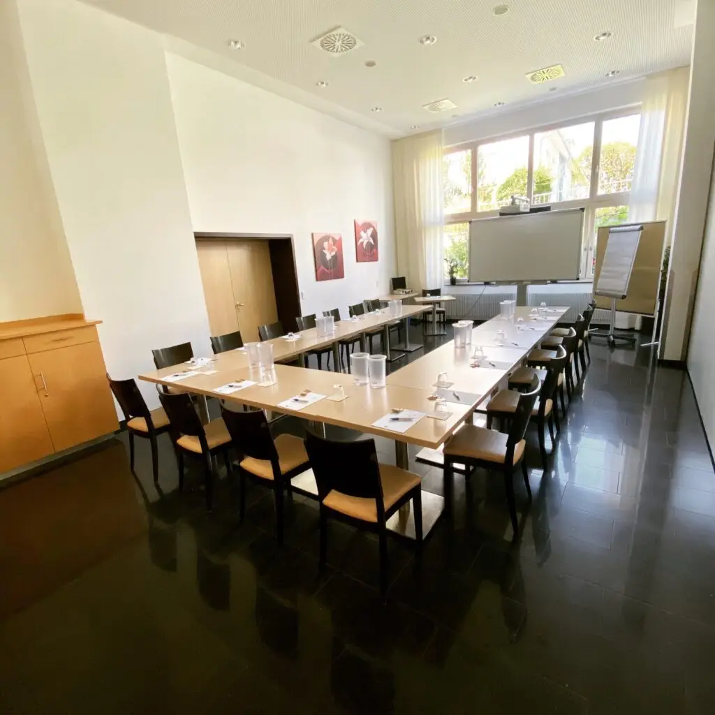 Tagungsraum im Hotel Goldener Pflug Ludwigsburg mit U-Form-Bestuhlung, Präsentationsfläche und Flipchart