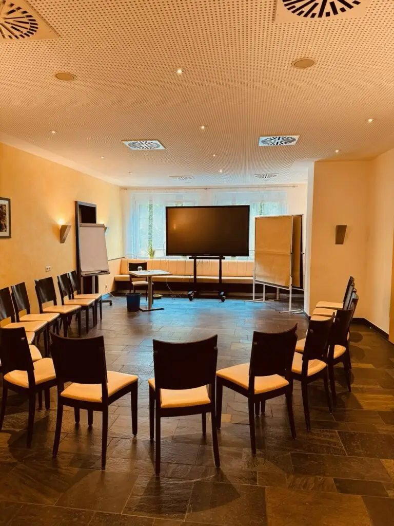Tagungsraum im Hotel Goldener Pflug Ludwigsburg mit Stuhlkreis und Präsentationstechnik