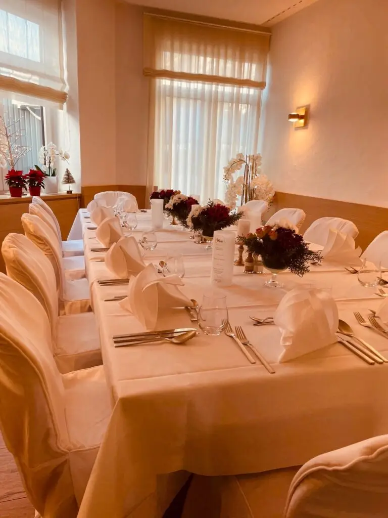 Festlich gedeckter Weihnachtstisch im Restaurant Goldener Pflug in Ludwigsburg Bildunterschrift: Festliche Weihnachten im Goldenen Pflug in Ludwigsburg